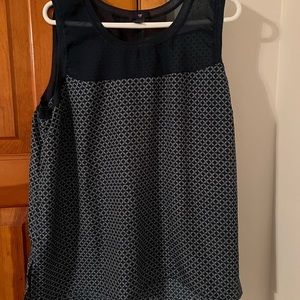 Gap women's mesh collar tank with side slits.  Size XXL